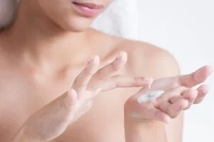 Lee más sobre el artículo Cómo elegir una buena crema de aloe y karité para reducir rojeces e hidratar descamaciones